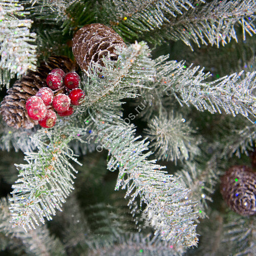 Искусственная елка Снежная Сказка компактная с шишками и ягодами 137 см